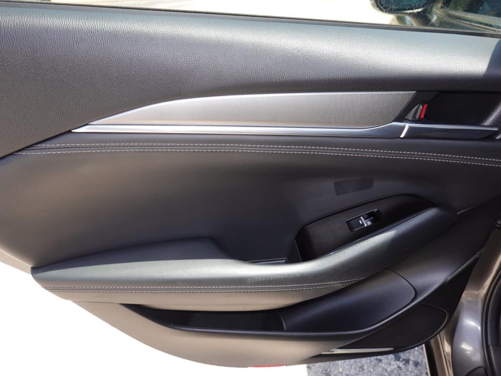 Mazda MAZDA6 Vehicle Full-screen Gallery Image 21