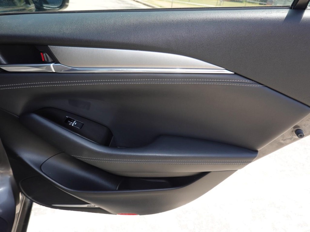 Mazda MAZDA6 Vehicle Full-screen Gallery Image 26