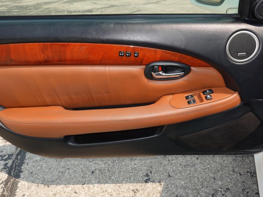 Lexus SC 430 Vehicle Full-screen Gallery Image 18