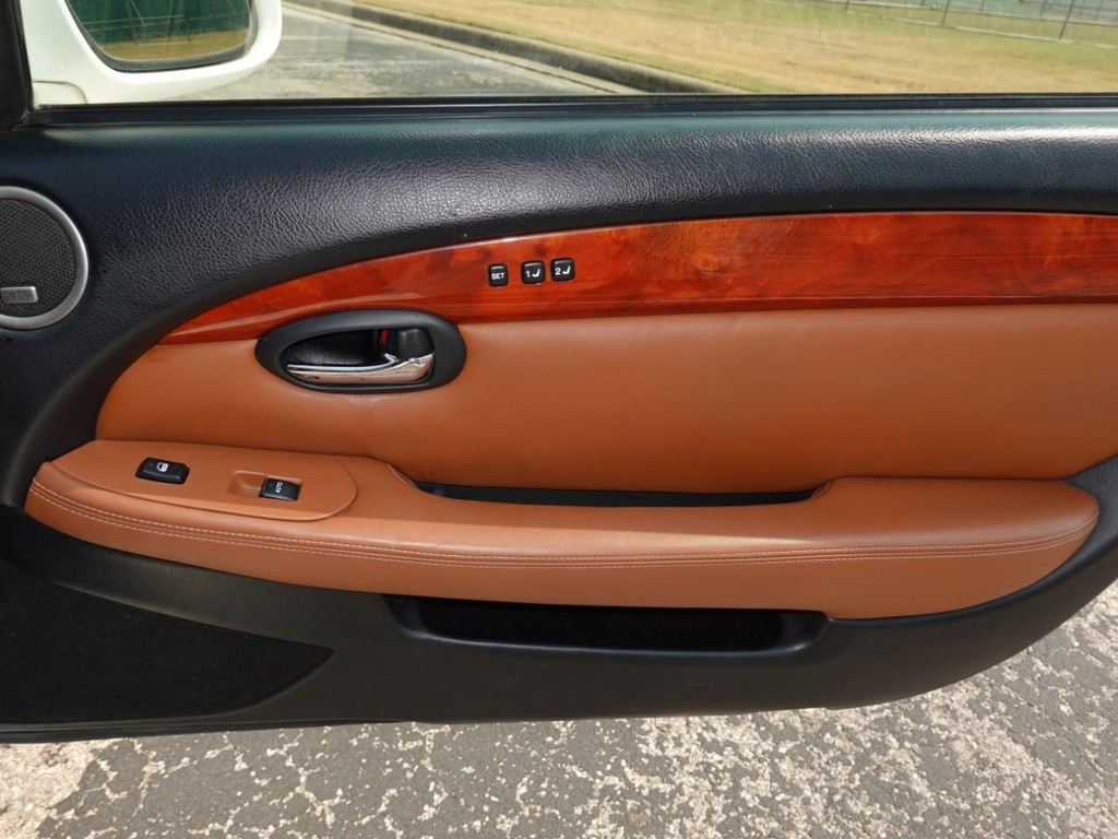 Lexus SC 430 Vehicle Full-screen Gallery Image 22