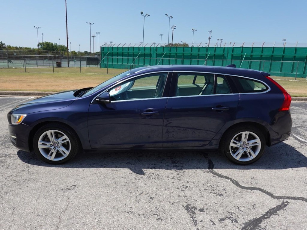 Volvo V60 Vehicle Full-screen Gallery Image 04