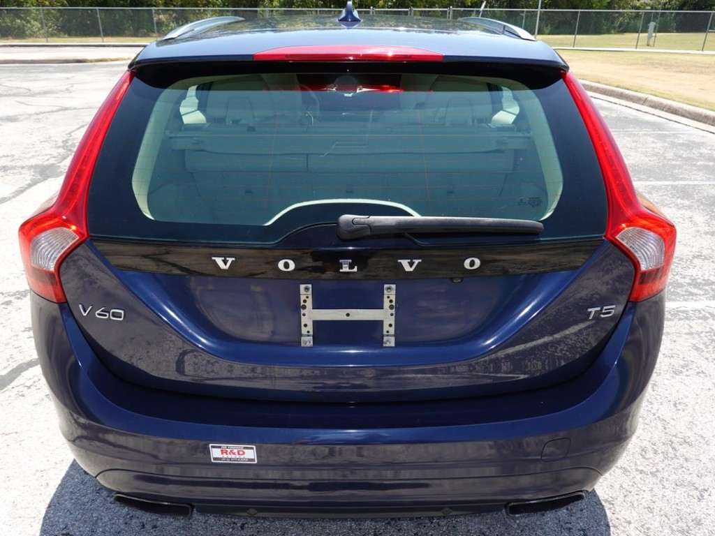Volvo V60 Vehicle Full-screen Gallery Image 06