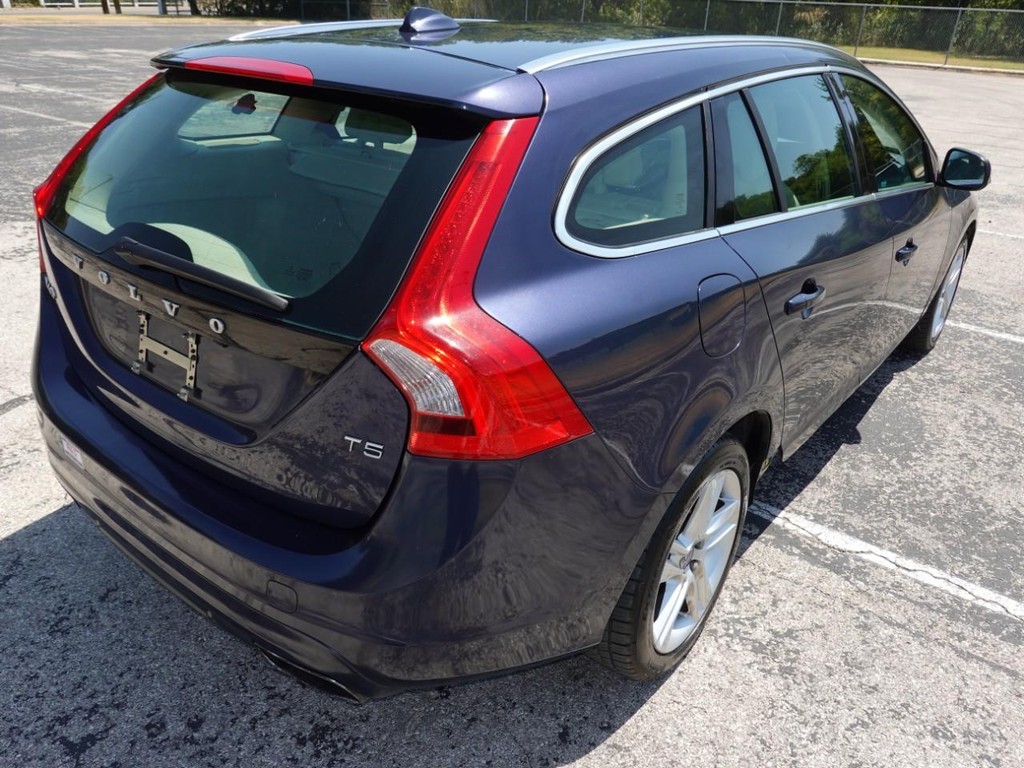 Volvo V60 Vehicle Full-screen Gallery Image 07