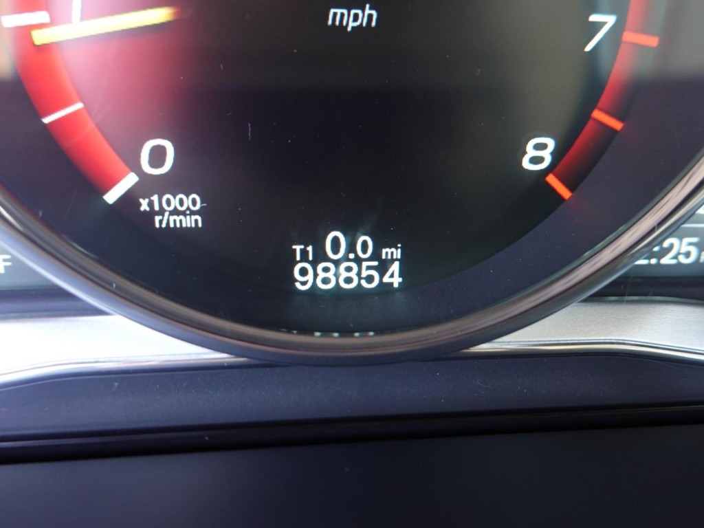 Volvo V60 Vehicle Full-screen Gallery Image 12