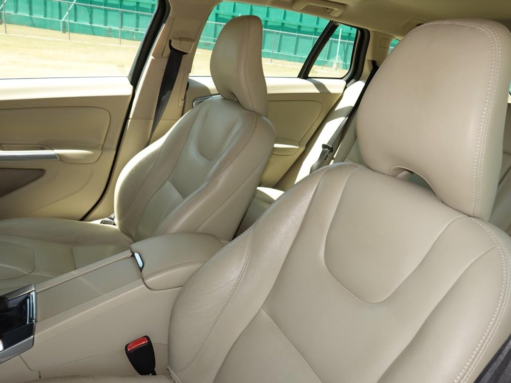 Volvo V60 Vehicle Full-screen Gallery Image 16