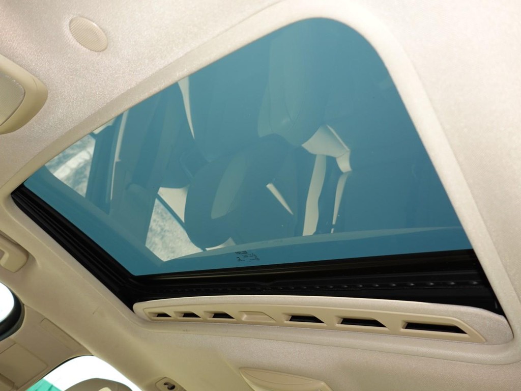 Volvo V60 Vehicle Full-screen Gallery Image 17