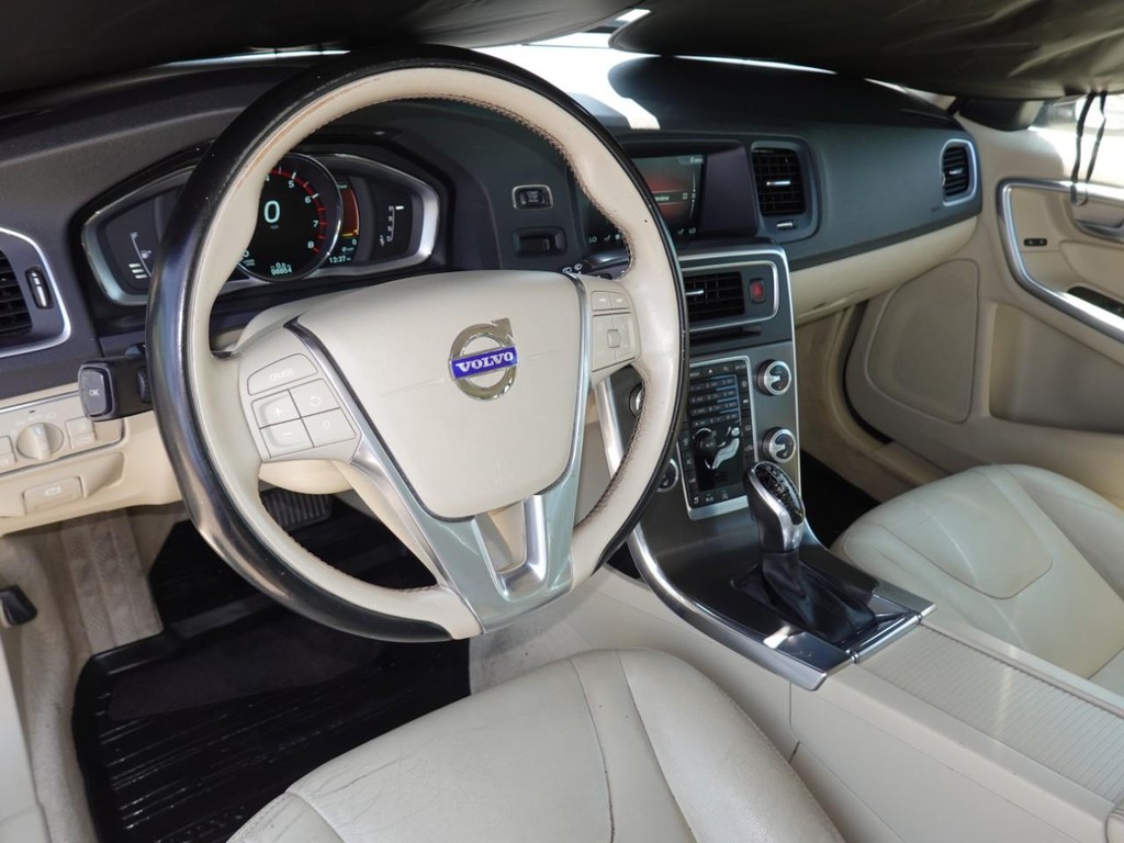 Volvo V60 Vehicle Full-screen Gallery Image 18