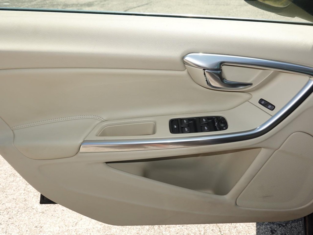 Volvo V60 Vehicle Full-screen Gallery Image 19