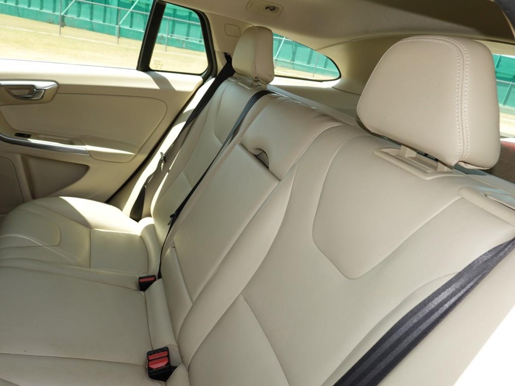 Volvo V60 Vehicle Full-screen Gallery Image 20