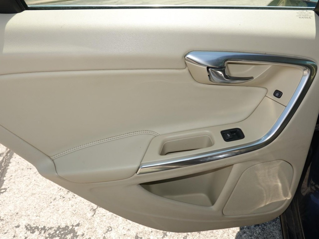 Volvo V60 Vehicle Full-screen Gallery Image 21
