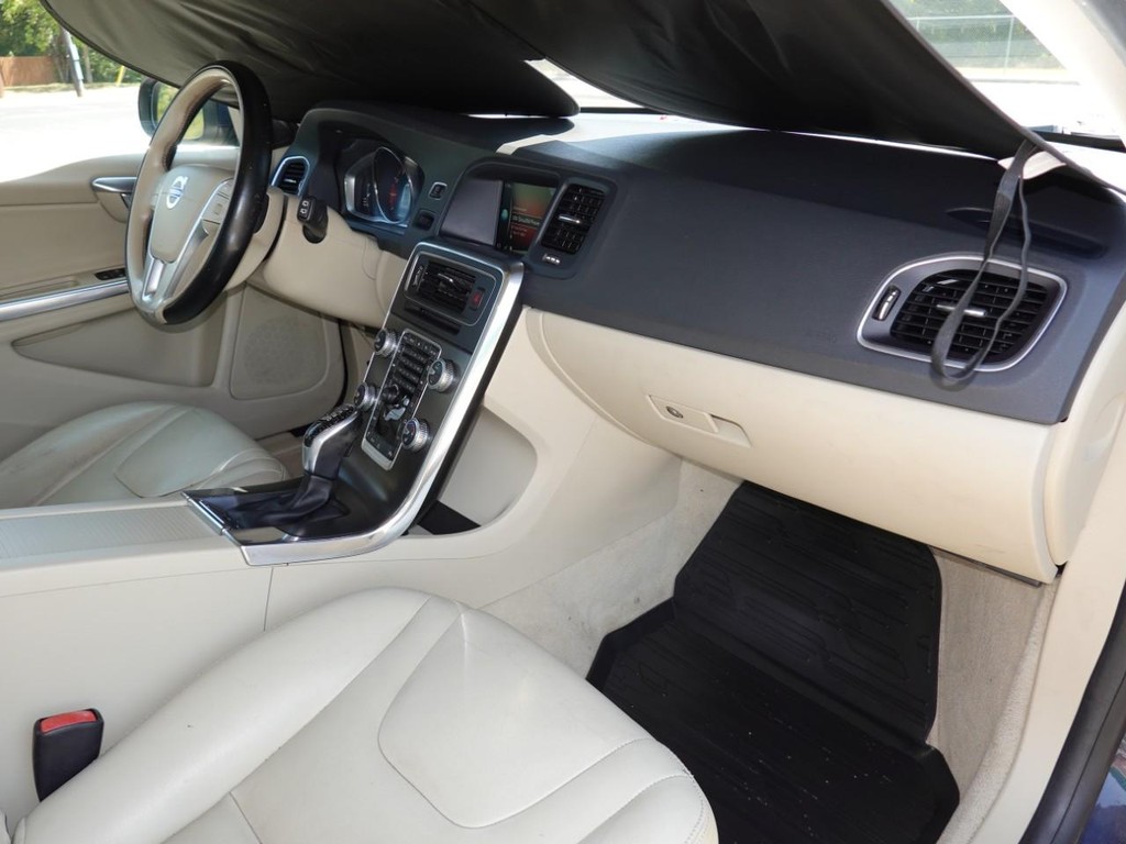 Volvo V60 Vehicle Full-screen Gallery Image 22