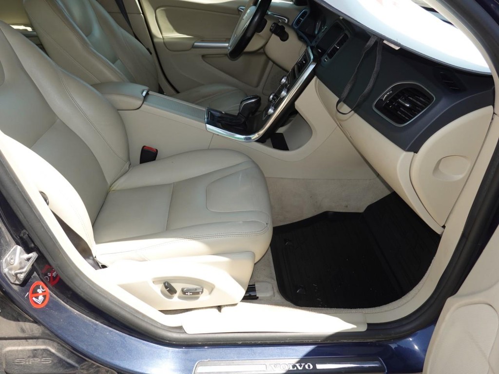 Volvo V60 Vehicle Full-screen Gallery Image 23