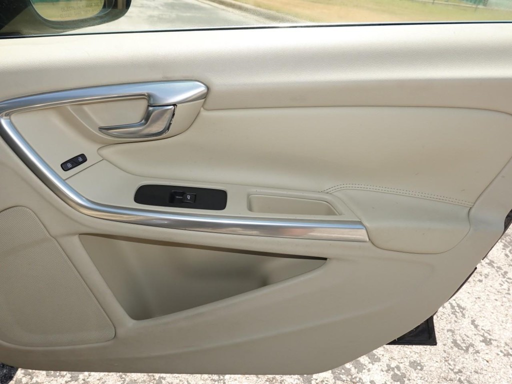 Volvo V60 Vehicle Full-screen Gallery Image 24