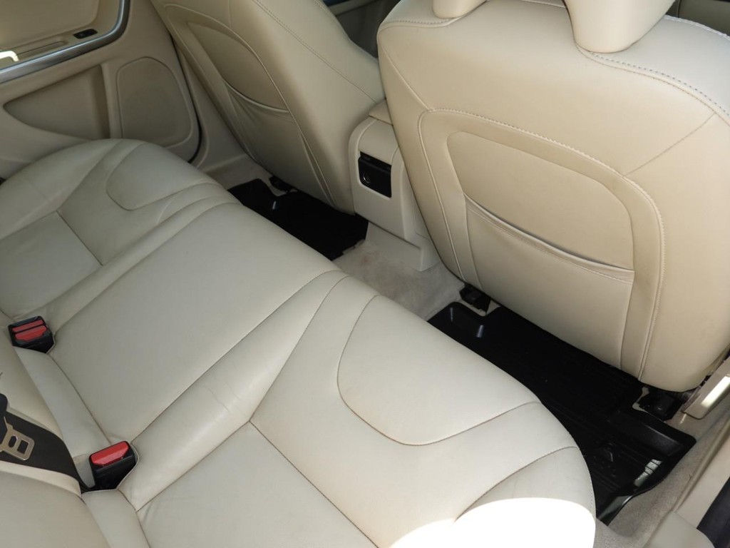 Volvo V60 Vehicle Full-screen Gallery Image 25