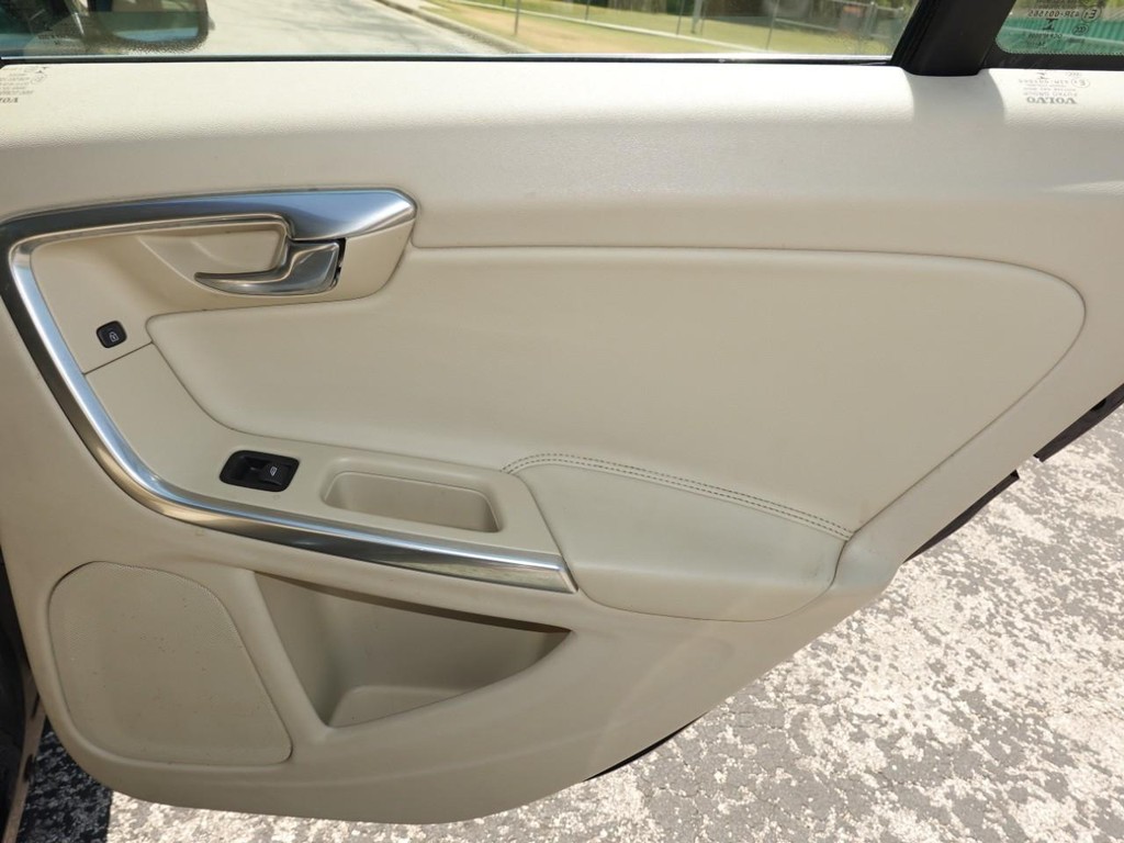 Volvo V60 Vehicle Full-screen Gallery Image 26