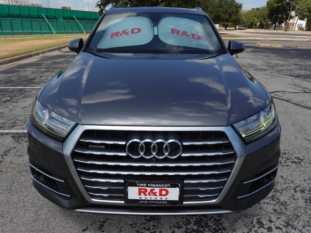 Audi Q7 Vehicle Full-screen Gallery Image 02