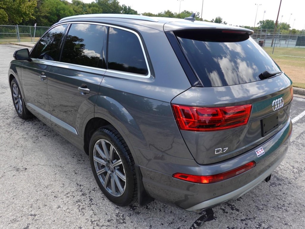 Audi Q7 Vehicle Full-screen Gallery Image 05