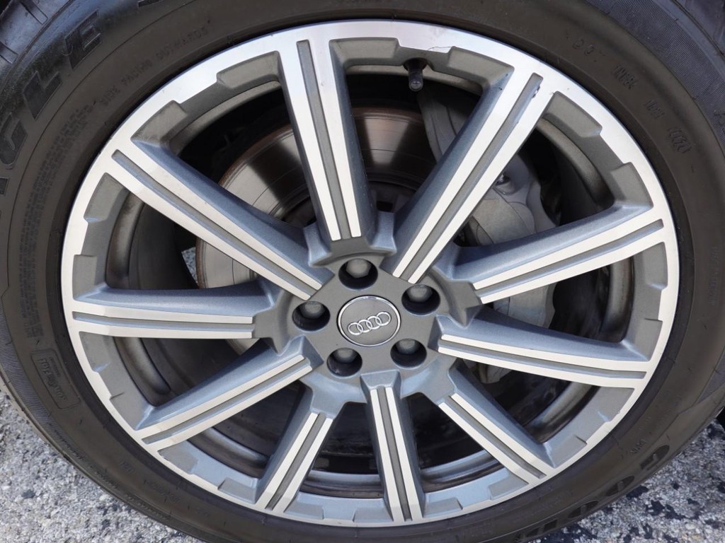 Audi Q7 Vehicle Full-screen Gallery Image 09