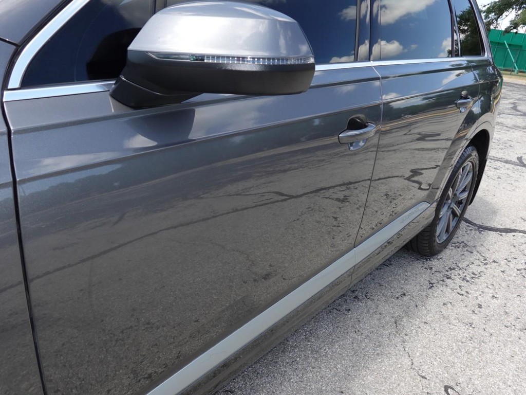 Audi Q7 Vehicle Full-screen Gallery Image 10