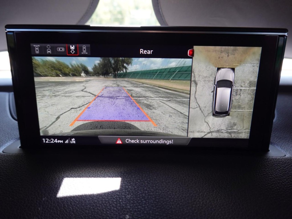 Audi Q7 Vehicle Full-screen Gallery Image 15
