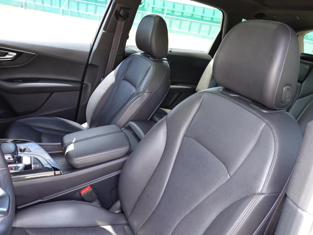 Audi Q7 Vehicle Full-screen Gallery Image 16