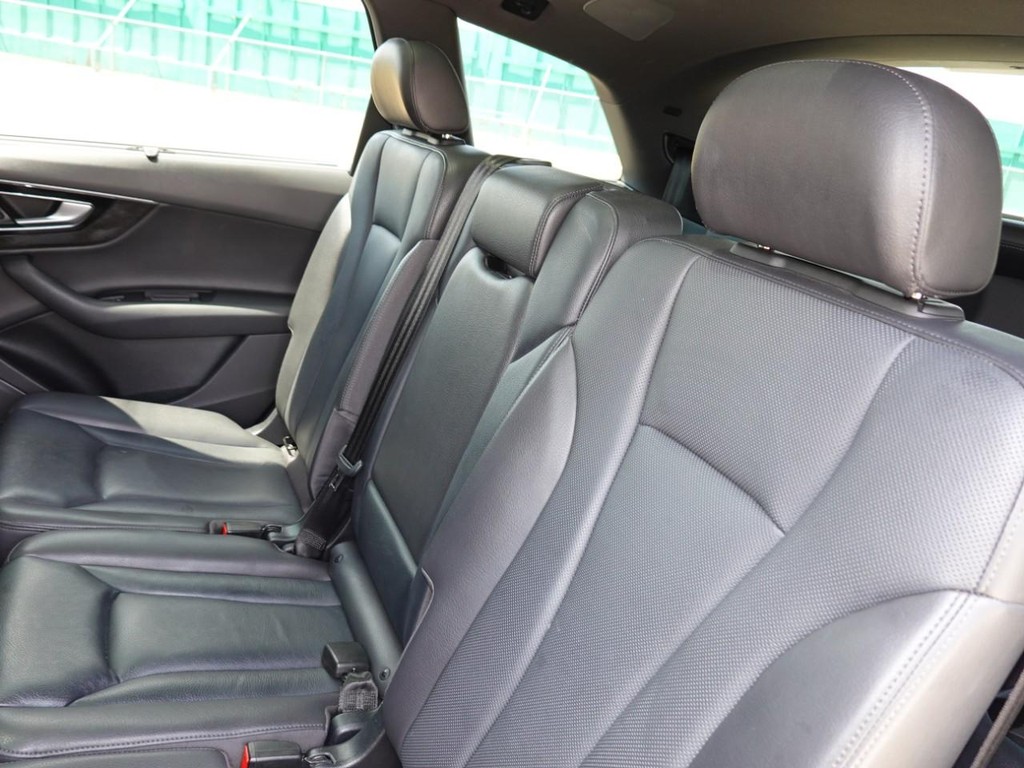 Audi Q7 Vehicle Full-screen Gallery Image 20
