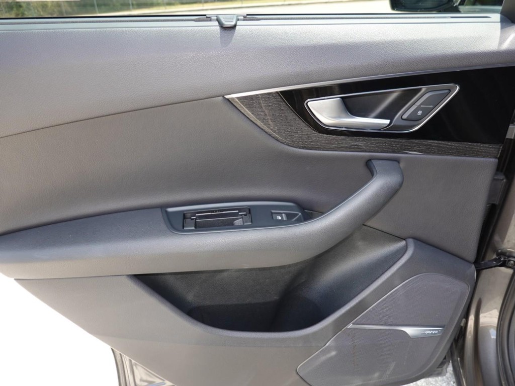 Audi Q7 Vehicle Full-screen Gallery Image 21