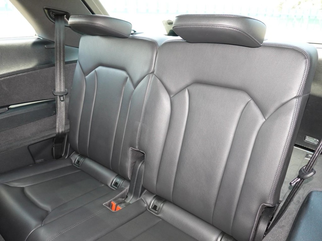 Audi Q7 Vehicle Full-screen Gallery Image 22