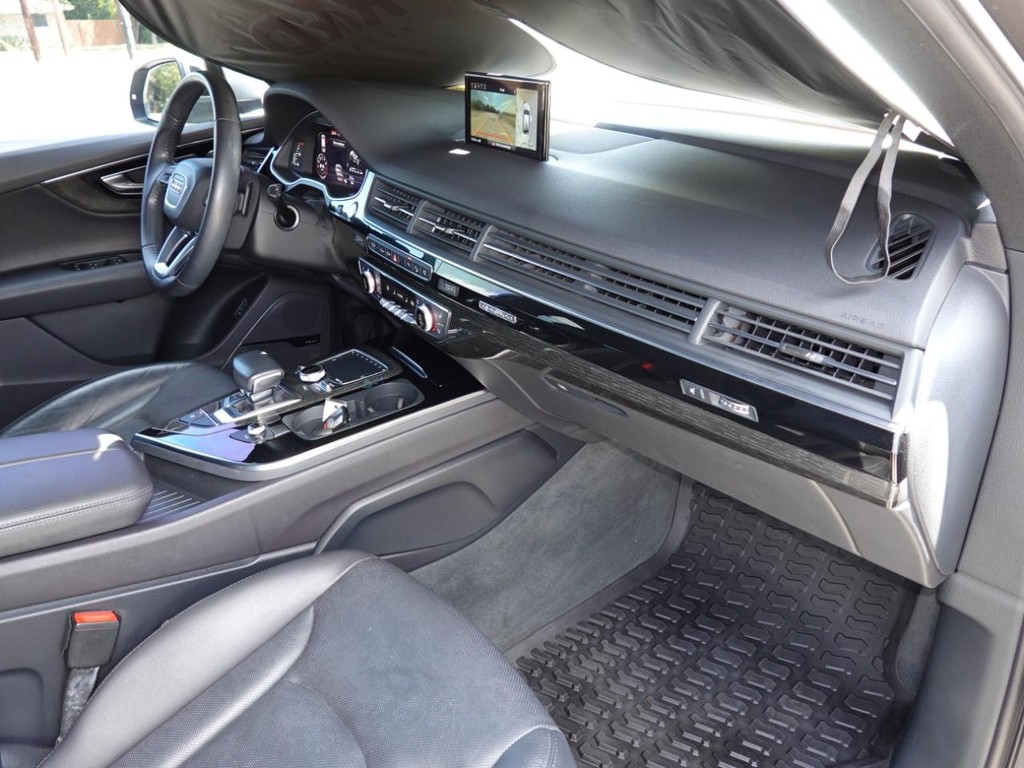 Audi Q7 Vehicle Full-screen Gallery Image 23