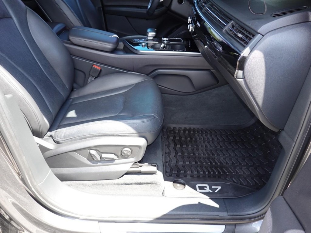Audi Q7 Vehicle Full-screen Gallery Image 24