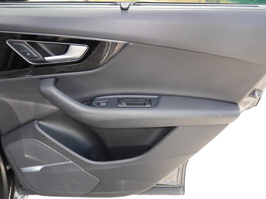 Audi Q7 Vehicle Full-screen Gallery Image 27