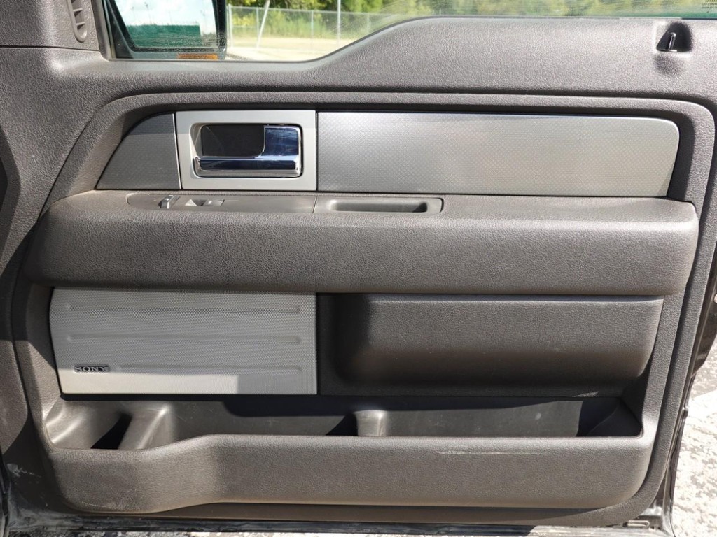 Ford F-150 Vehicle Full-screen Gallery Image 25