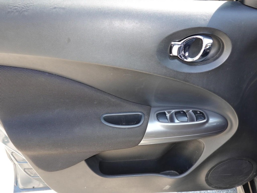 Nissan Juke Vehicle Full-screen Gallery Image 17