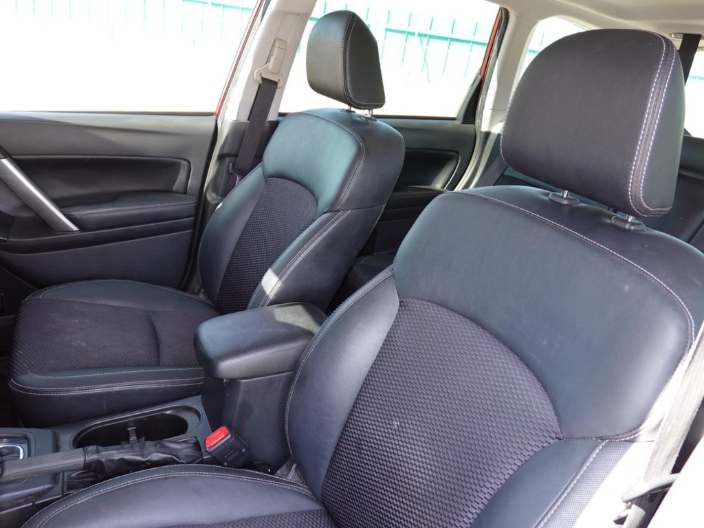 Subaru Forester Vehicle Full-screen Gallery Image 16