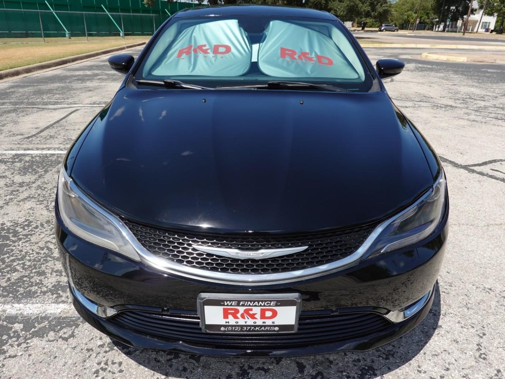 Chrysler 200 Vehicle Full-screen Gallery Image 02
