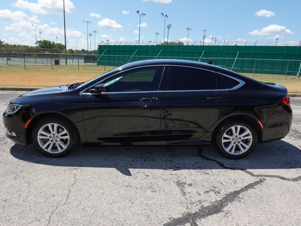 Chrysler 200 Vehicle Full-screen Gallery Image 04