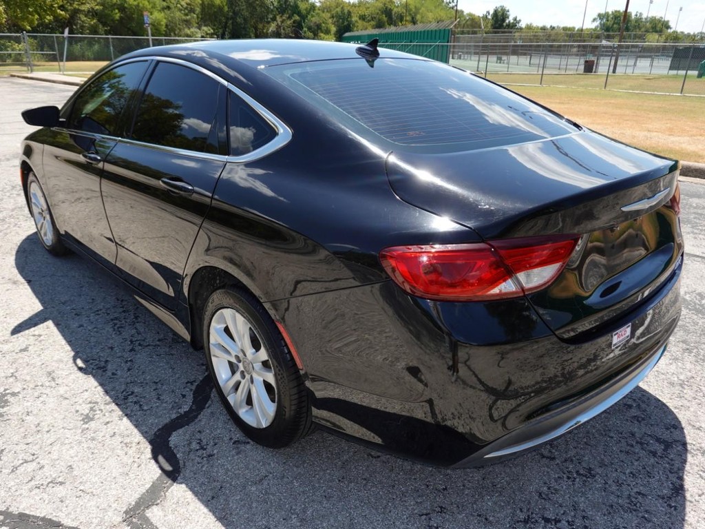 Chrysler 200 Vehicle Full-screen Gallery Image 05
