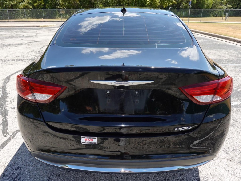 Chrysler 200 Vehicle Full-screen Gallery Image 06
