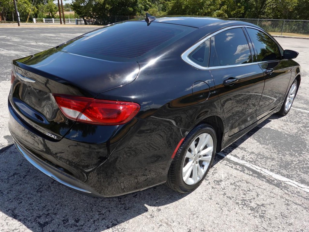 Chrysler 200 Vehicle Full-screen Gallery Image 07