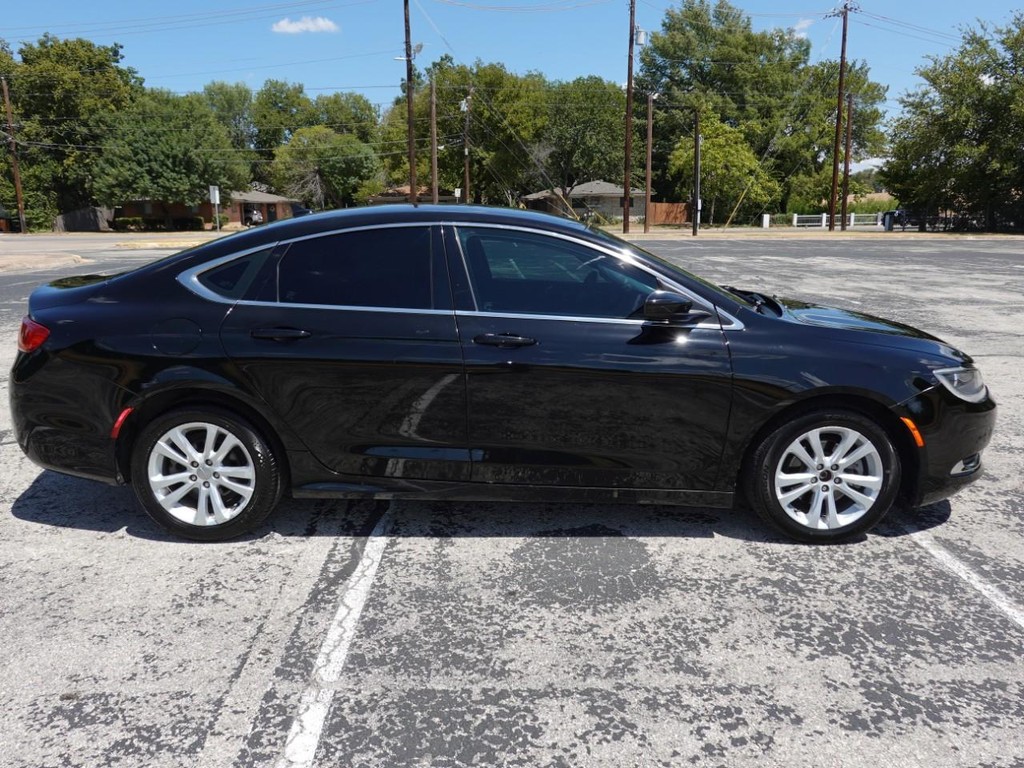 Chrysler 200 Vehicle Full-screen Gallery Image 08