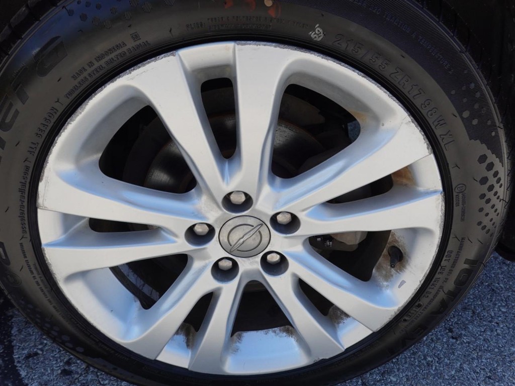 Chrysler 200 Vehicle Full-screen Gallery Image 09