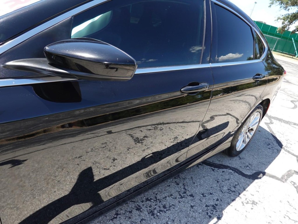 Chrysler 200 Vehicle Full-screen Gallery Image 10