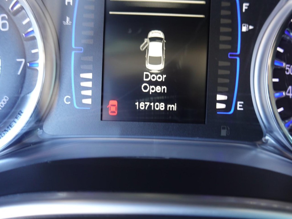 Chrysler 200 Vehicle Full-screen Gallery Image 12