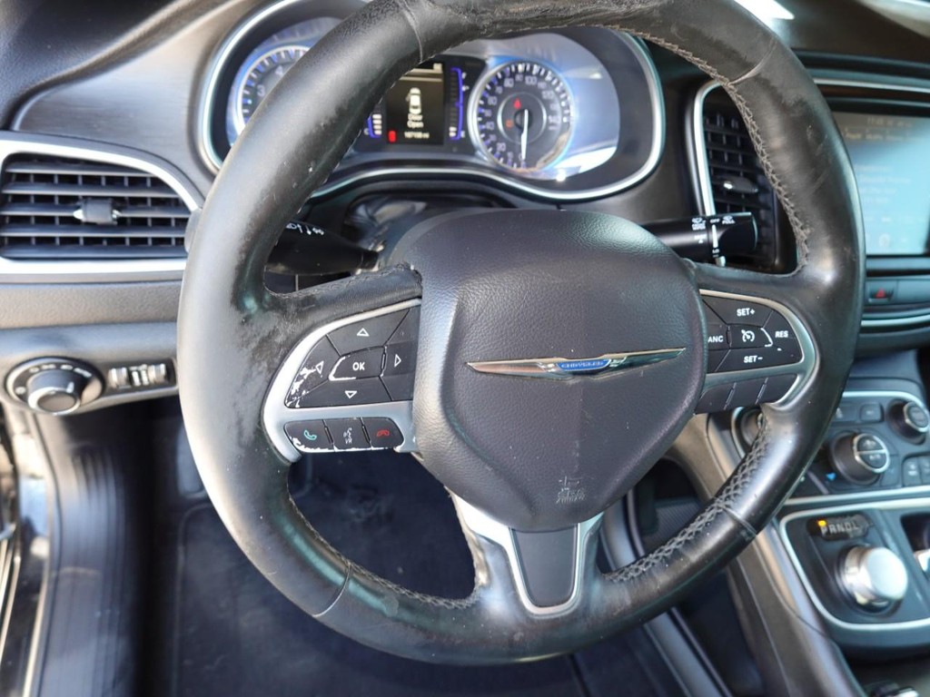 Chrysler 200 Vehicle Full-screen Gallery Image 13