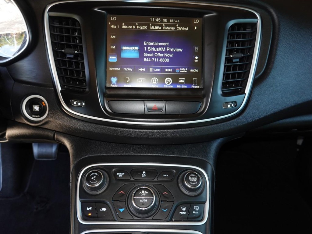 Chrysler 200 Vehicle Full-screen Gallery Image 14