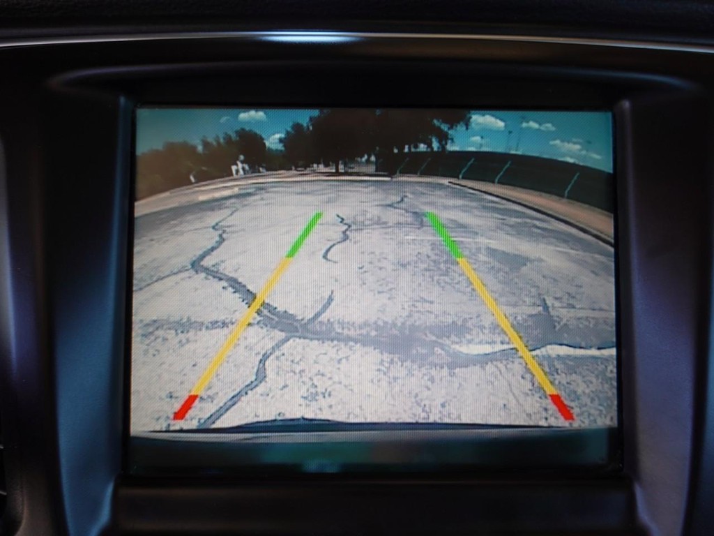 Chrysler 200 Vehicle Full-screen Gallery Image 15