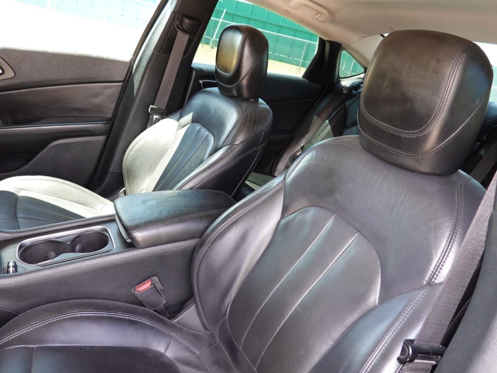 Chrysler 200 Vehicle Full-screen Gallery Image 16