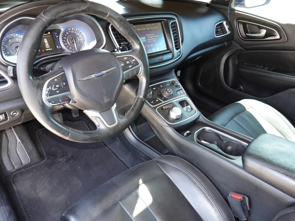 Chrysler 200 Vehicle Full-screen Gallery Image 17