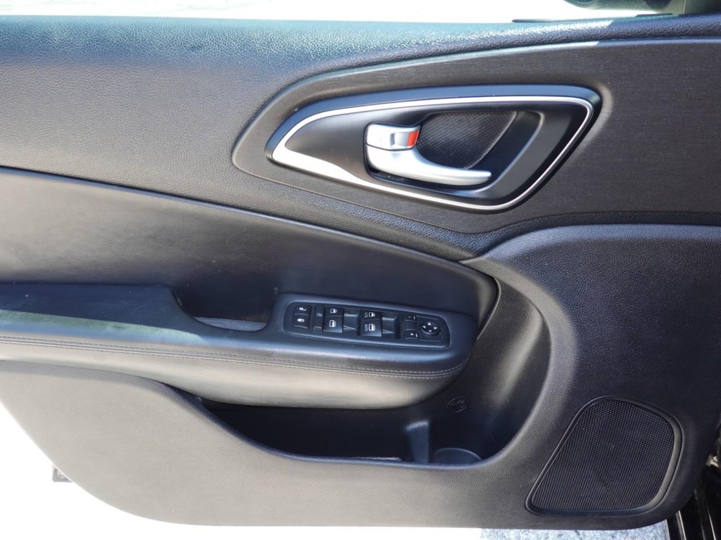 Chrysler 200 Vehicle Full-screen Gallery Image 18