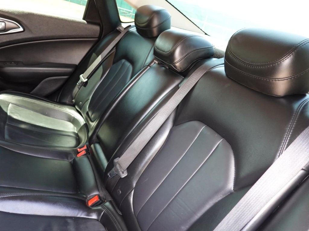 Chrysler 200 Vehicle Full-screen Gallery Image 19